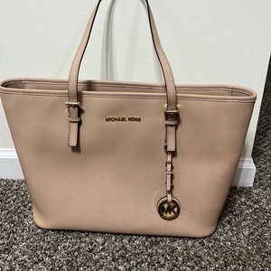 Medium jet set tote